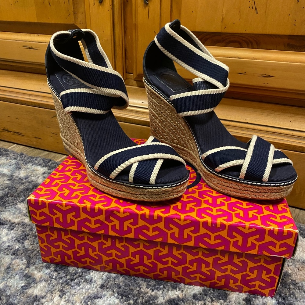 Tory Burch Size 10 Navy Blue & White Wedge.